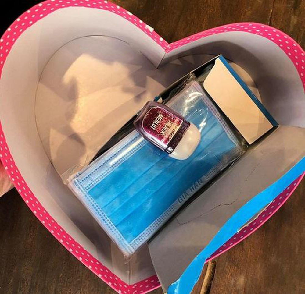Hí hửng mở hộp quà mà bên trong toàn khẩu trang với nước rửa tay thế này thì có xứng đáng giận dỗi không? Ảnh: Tổng hợp