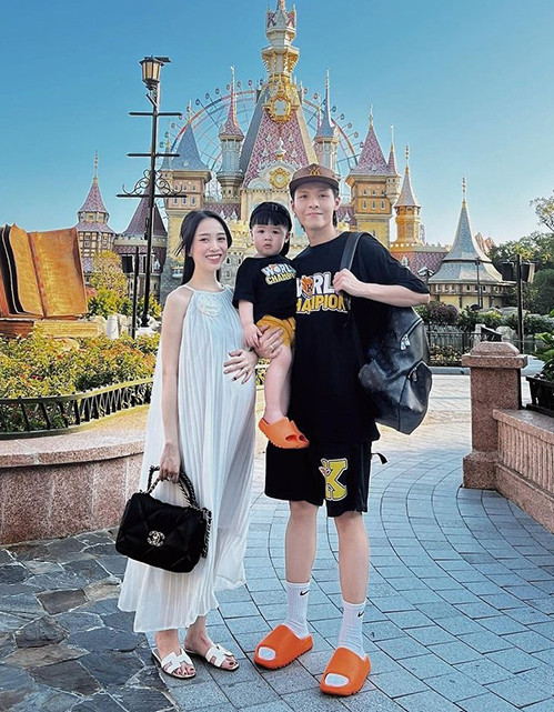 Khác với phong cách kín đáo trong lần đầu mang thai, ở lần thứ hai làm mẹ, ái nữ Joyce Phạm tích cực diện những trang phục gợi cảm, hở bạo hơn.