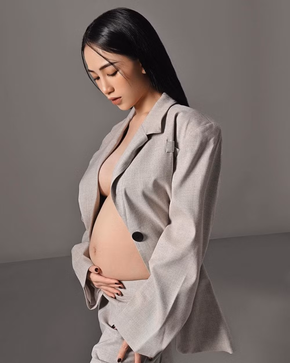 Mang bau lan 2, con gai Minh Nhua cham tha dang dep 