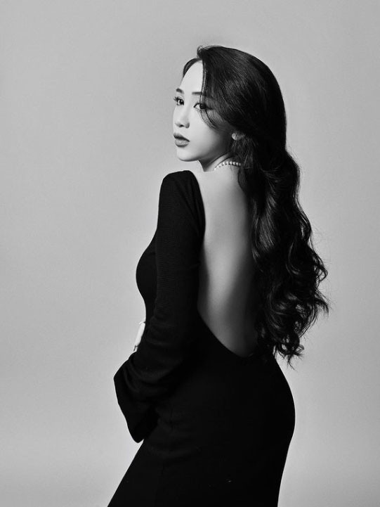 Dù vậy bà mẹ trẻ không hề tỏ vẻ mệt mỏi, ngược lại thần thái cô nàng rất tươi tắn, nhuận sắc vô cùng.