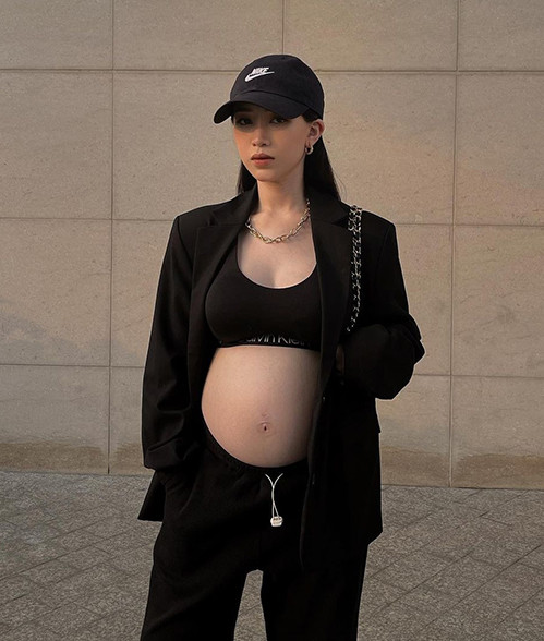 Suốt thời kỳ bầu bí, nữ rich kid vẫn vô tư diện trang phục khoét lưng sâu hay bikini hút cả chục nghìn like của cư dân mạng.