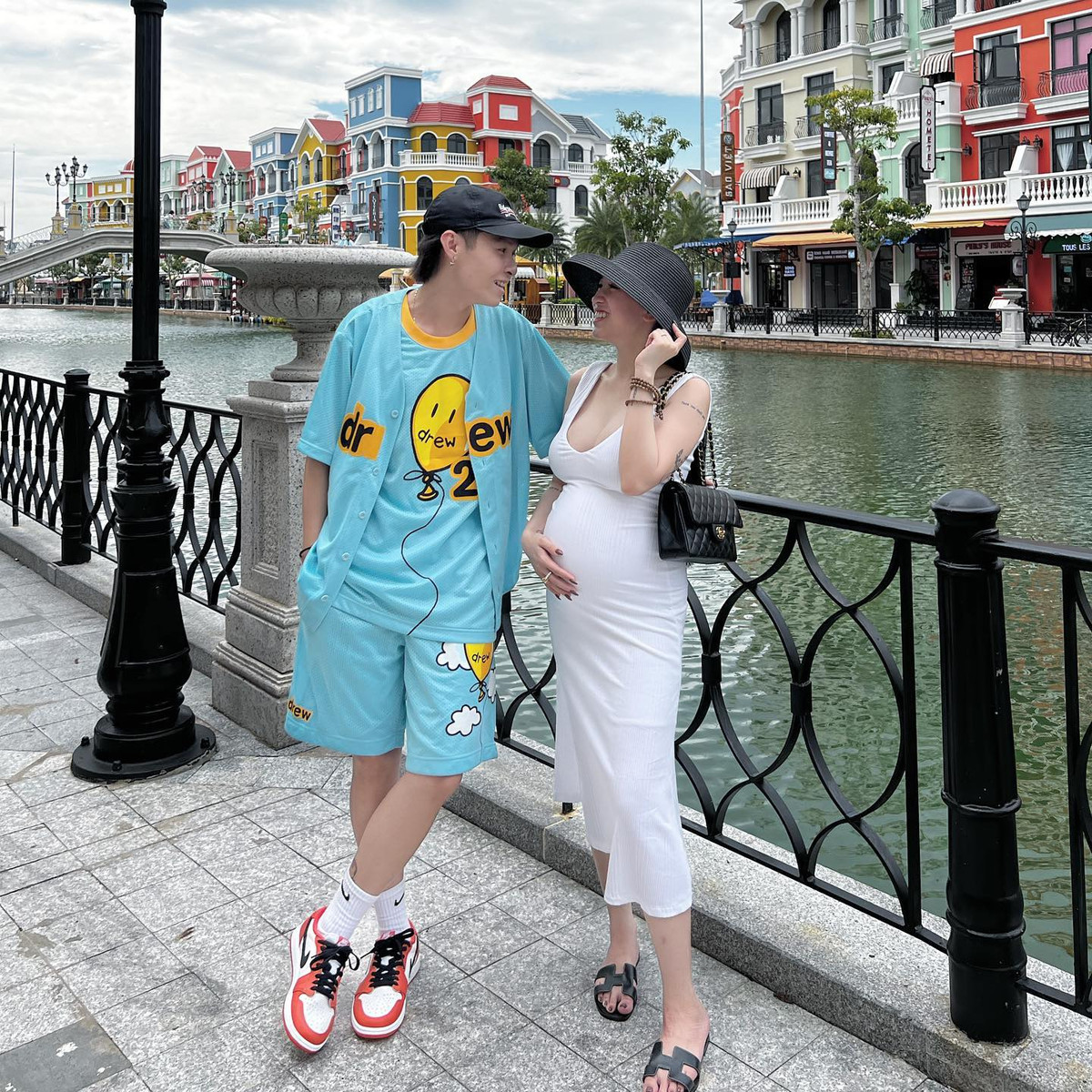 Đáng nói ở những bức hình, cô nàng luôn tươi cười tạo cảm giác tràn đầy sức sống, truyền năng lượng tích cực đến cho chị em phụ nữ.