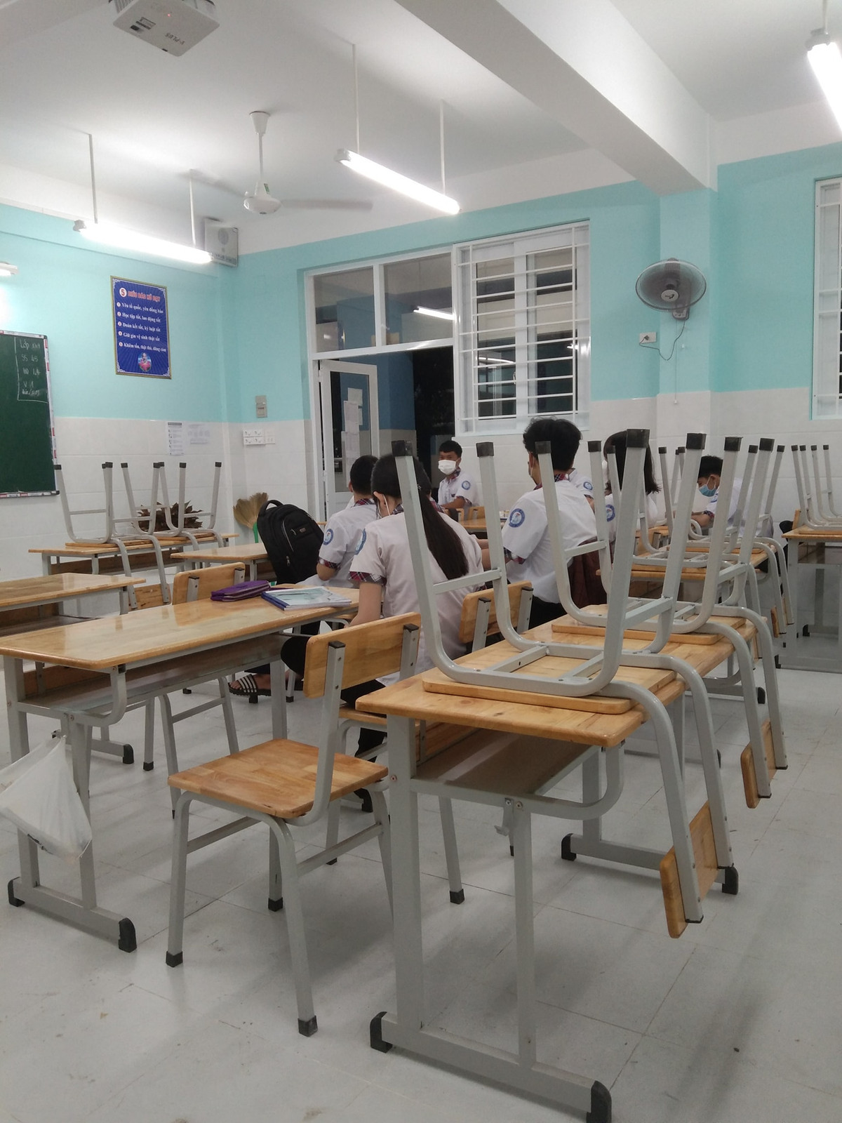 Lớp học chỉ vỏn vẹn vài người là hình ảnh thường thấy vào mùa dịch COVID-19. Ảnh: Tổng hợp