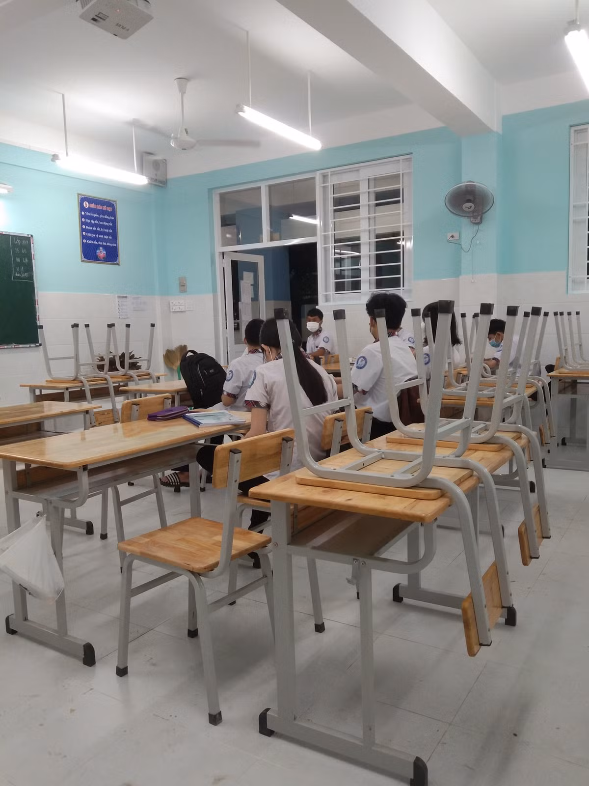 Lớp học chỉ vỏn vẹn vài người là hình ảnh thường thấy vào mùa dịch COVID-19. Ảnh: Tổng hợp