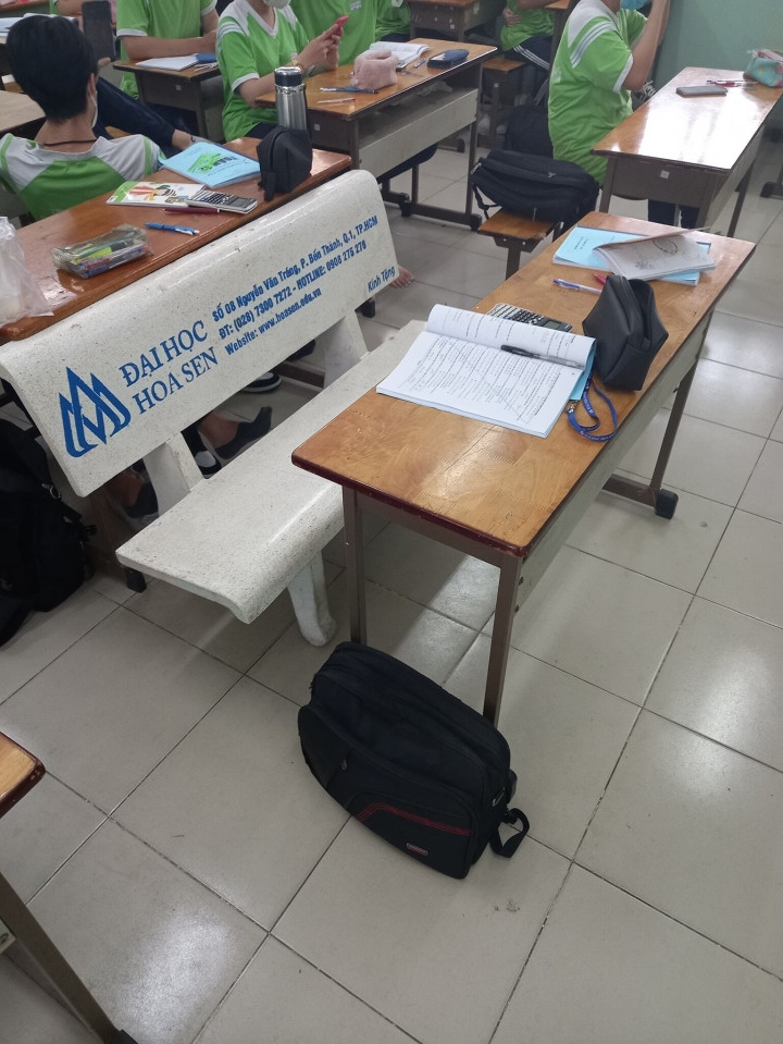 Bê được cả ghế đá sân trường vào lớp ngồi thì cũng đỉnh lắm rồi.