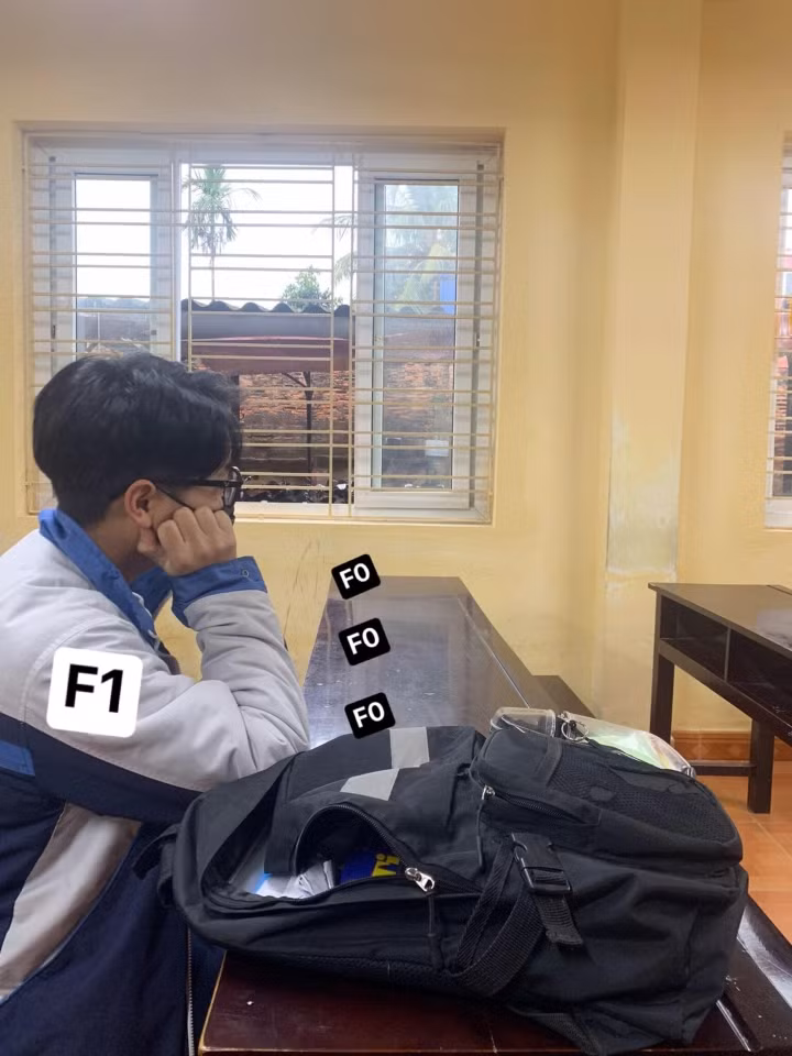Xung quanh ta toàn là F0 nên mỗi mình ta cô đơn nơi lớp học này chăng?