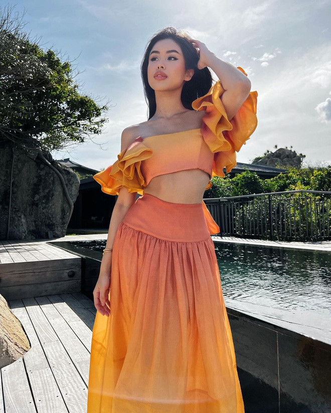 Ngoài “đệ nhất con nhà giàu Việt”, danh hiệu “công chúa du lịch” cũng cực kỳ vừa vặn với hình tượng Tiên Nguyễn lúc này.