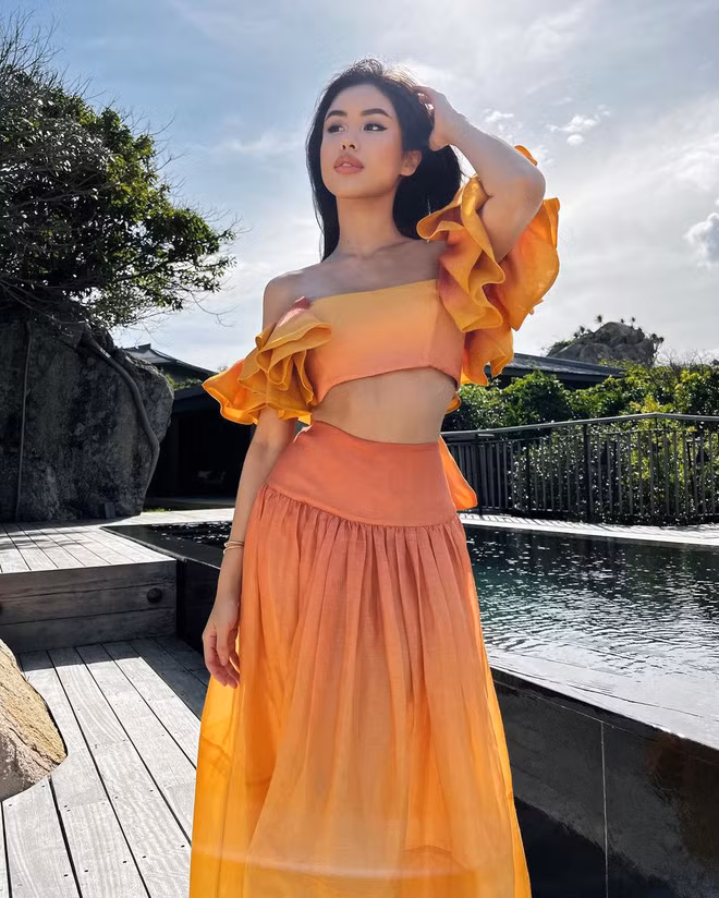 Ngoài “đệ nhất con nhà giàu Việt”, danh hiệu “công chúa du lịch” cũng cực kỳ vừa vặn với hình tượng Tiên Nguyễn lúc này.