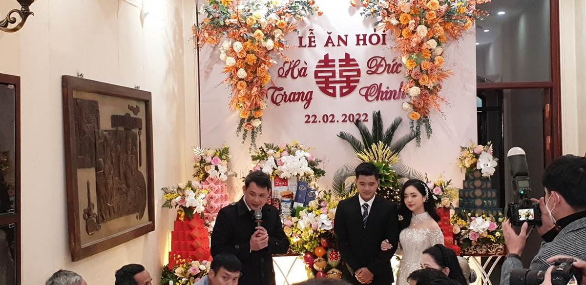 Mới đây, cư dân mạng ngỡ ngàng trước thông tin cầu thủ Hà Đức Chinh tổ chức lễ ăn hỏi với bạn gái hot girl.