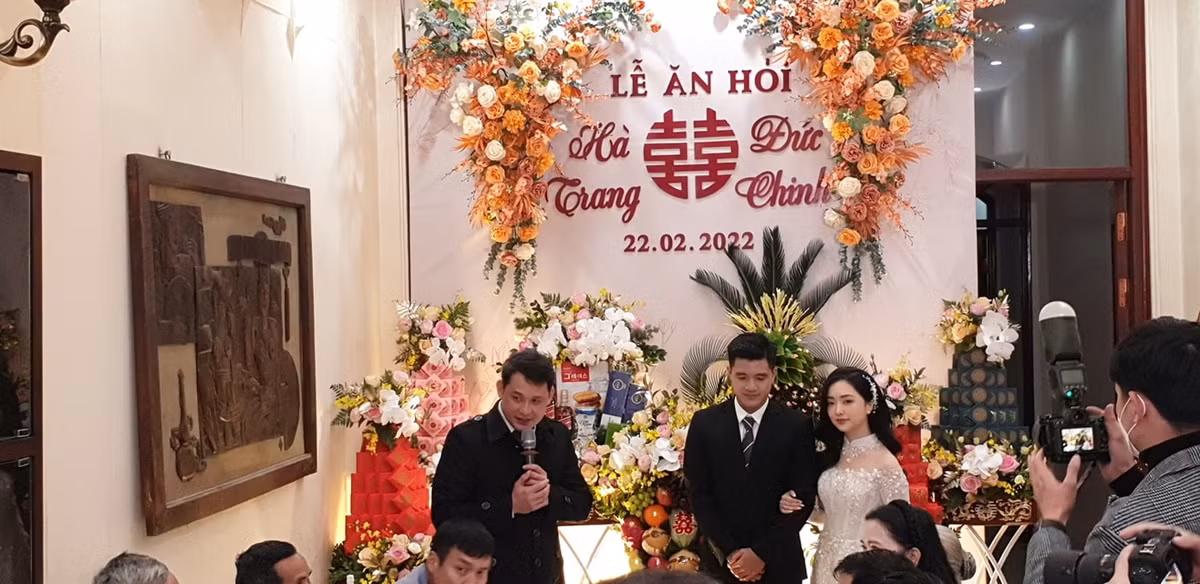 Mới đây, cư dân mạng ngỡ ngàng trước thông tin cầu thủ Hà Đức Chinh tổ chức lễ ăn hỏi với bạn gái hot girl.