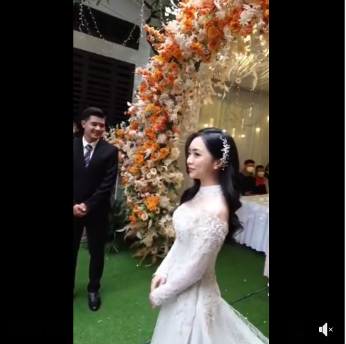 Trong clip được chia sẻ lên MXH, bạn gái Hà Đức Chinh diện áo dài trắng vô cùng xinh đẹp, bên cạnh là chú rể điển trai của đội tuyển bóng đá Việt Nam.