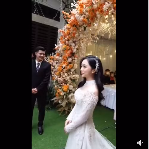 Trong clip được chia sẻ lên MXH, bạn gái Hà Đức Chinh diện áo dài trắng vô cùng xinh đẹp, bên cạnh là chú rể điển trai của đội tuyển bóng đá Việt Nam.