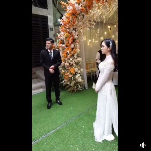 Mặc dù chưa công bố thông tin và hình ảnh nhưng phía dưới bài đăng, người hâm mộ đã để lại nhiều bình luận chúc mừng Đức Chinh đã tìm được "bến đỗ" đời mình.