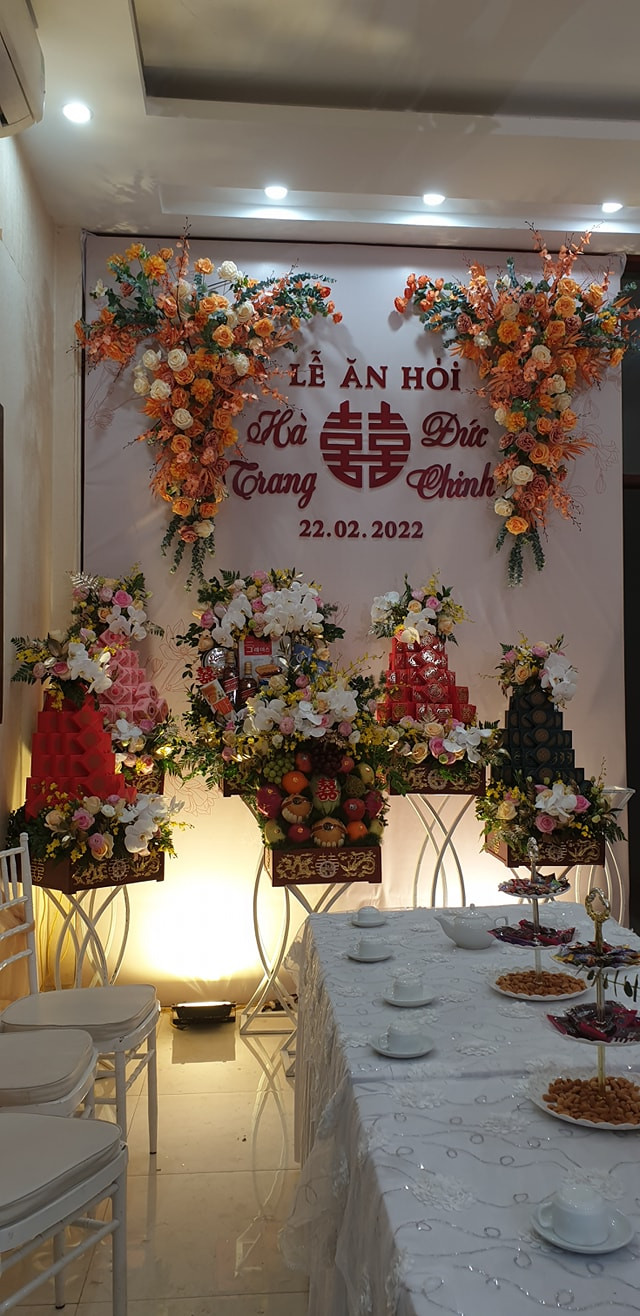 Thông tin càng chính xác hơn khi xuất hiện một số hình ảnh rạp cưới và đoạn clip trong buổi lễ ăn hỏi được người tham dự đăng tải.