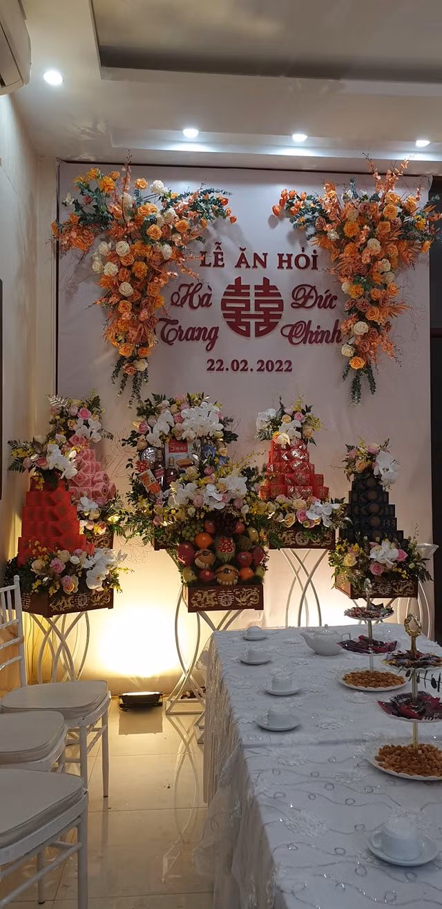 Thông tin càng chính xác hơn khi xuất hiện một số hình ảnh rạp cưới và đoạn clip trong buổi lễ ăn hỏi được người tham dự đăng tải.