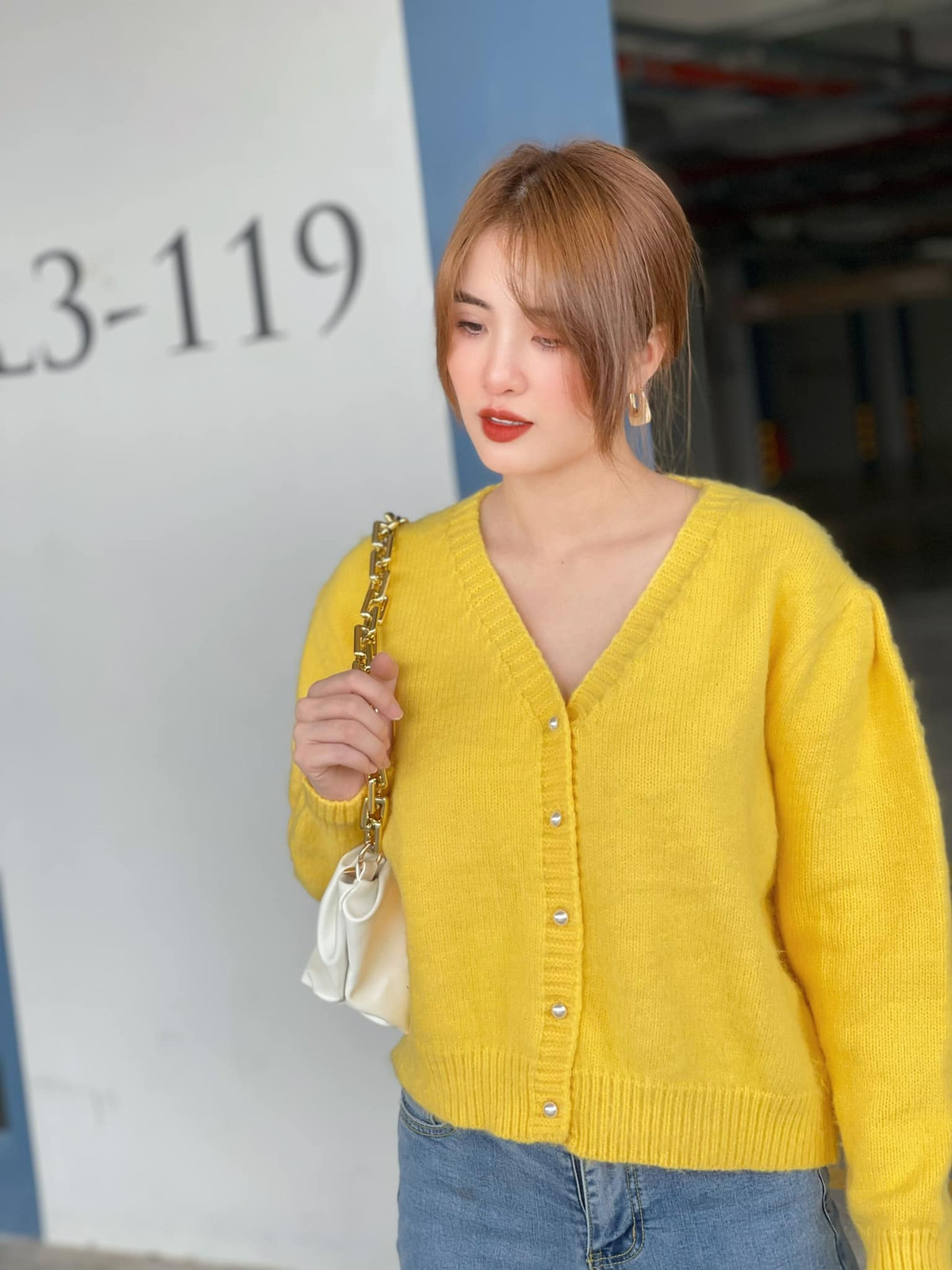 Trên trang cá nhân, ngoài chia sẻ ảnh về con gái, 8X còn show ảnh ăn mặc trẻ trung, tậu đồ hiệu.