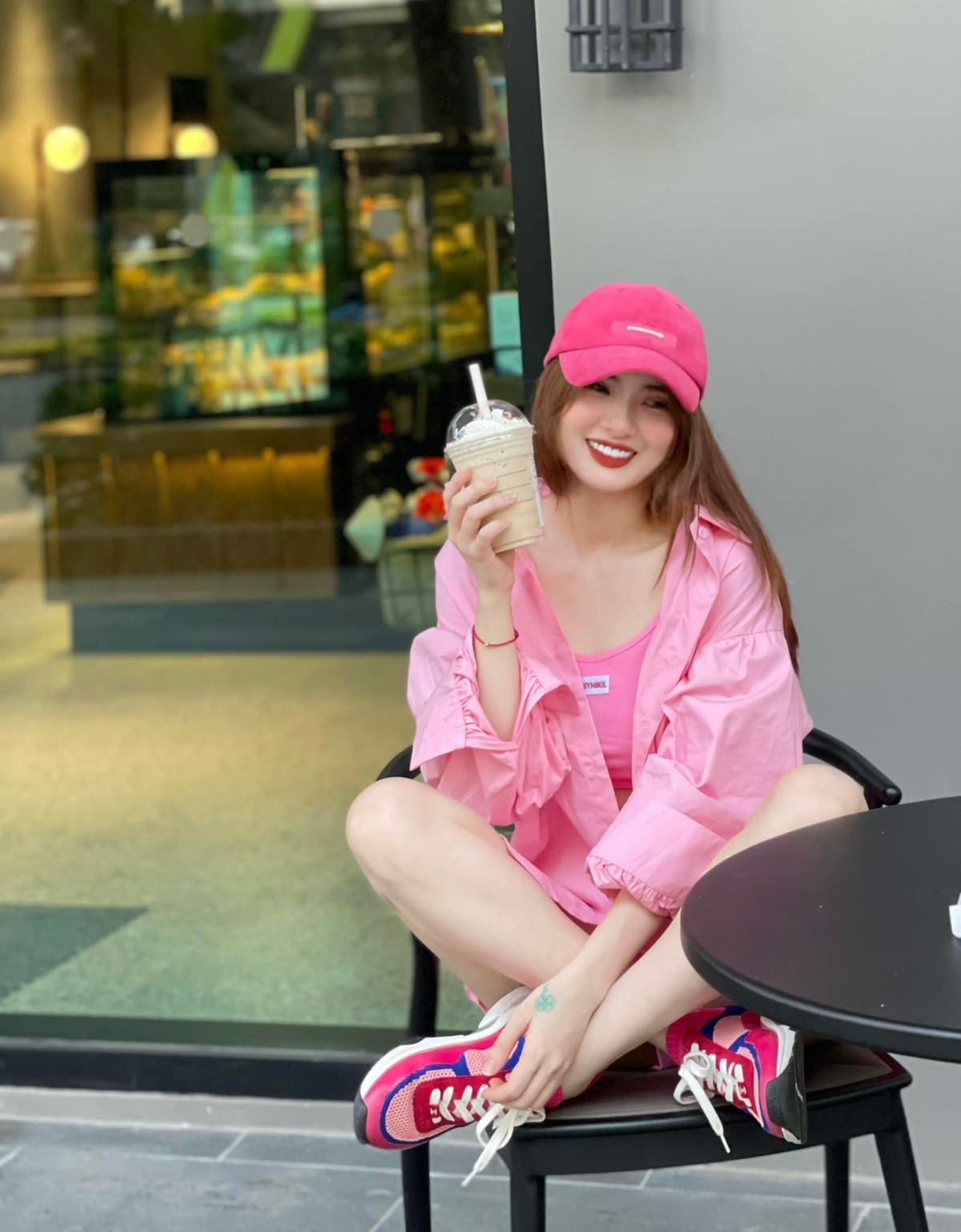 Ngoài thời gian cho công việc, Khánh Chi cũng dành thời gian vui chơi cùng bạn bè.