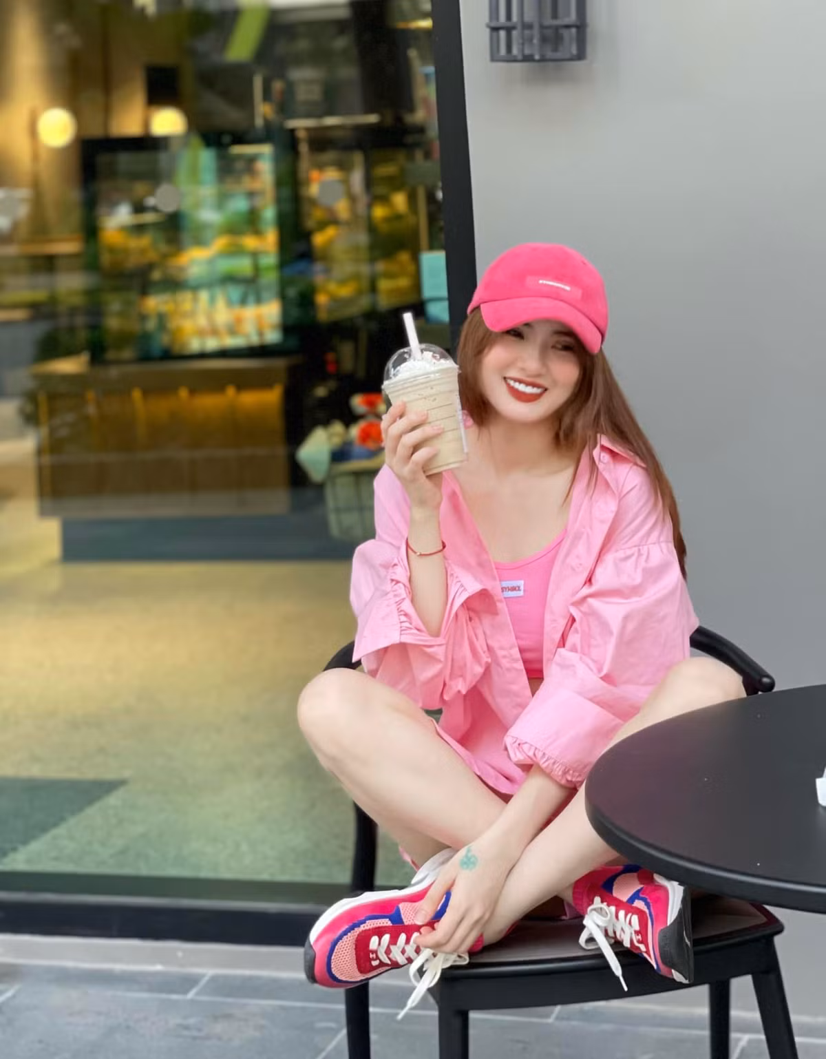 Ngoài thời gian cho công việc, Khánh Chi cũng dành thời gian vui chơi cùng bạn bè.