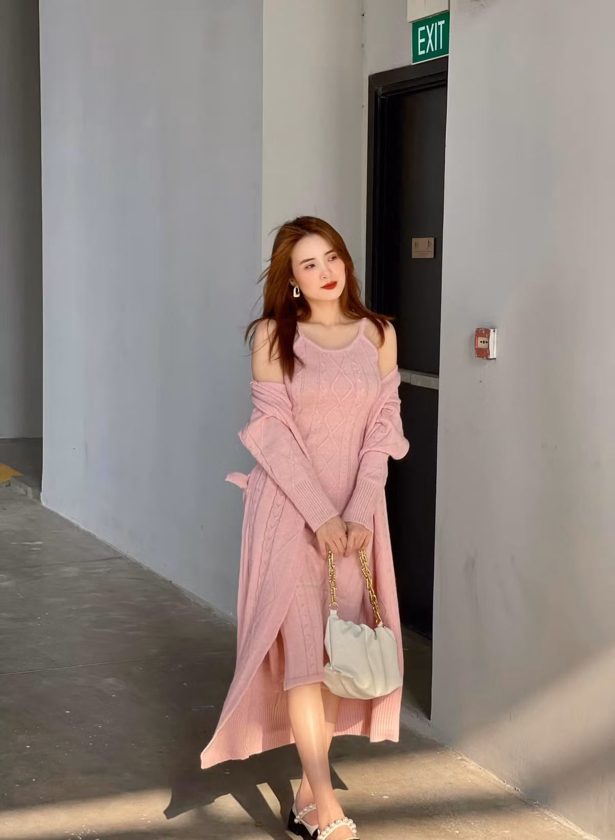 Ở tuổi 33, Lê Khánh Chi làm hội chị em xuýt xoa vì vóc dáng thon gọn, ngoại hình trẻ trung.