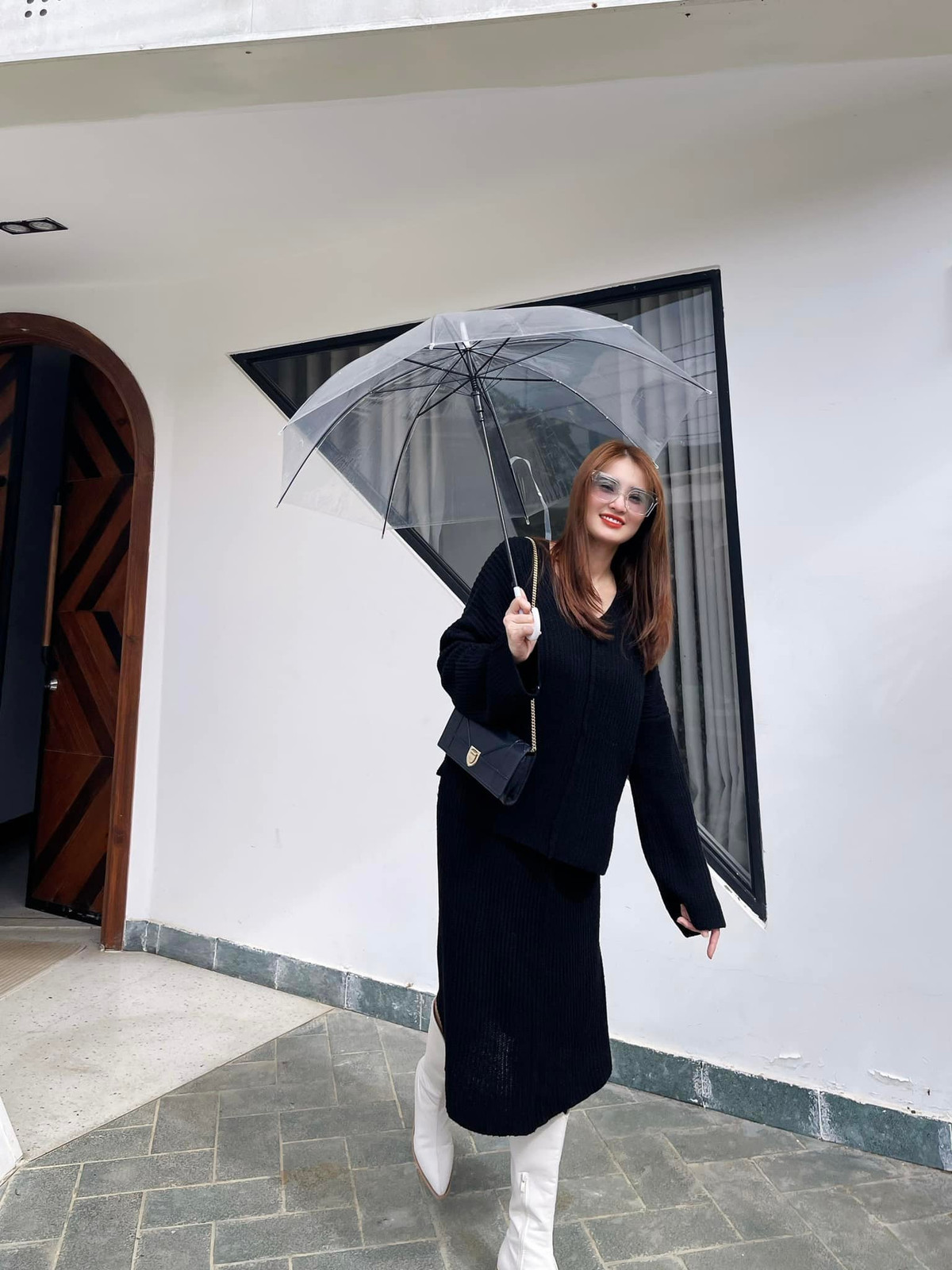 Trên trang cá nhân, cô chia sẻ một số hình ảnh trẻ trung khi đi du lịch, ăn uống cùng một vài bạn thân.