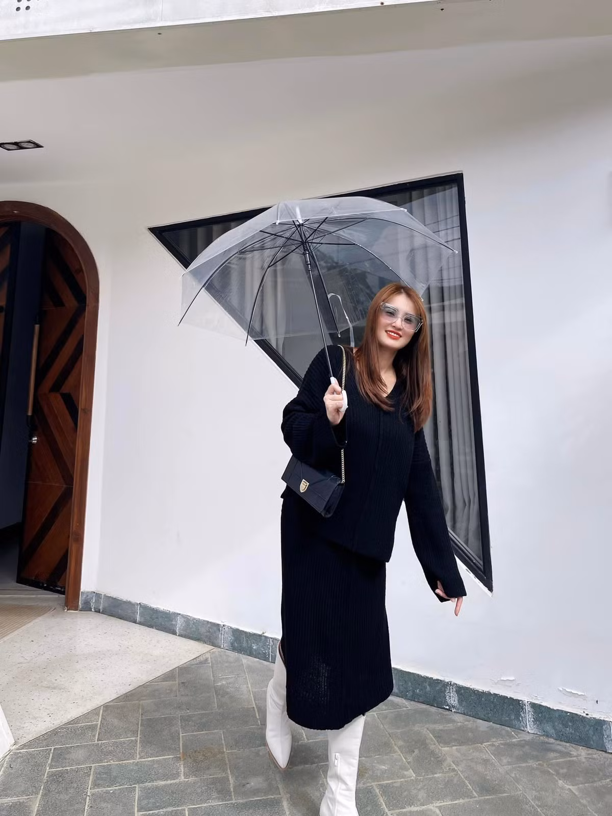 Trên trang cá nhân, cô chia sẻ một số hình ảnh trẻ trung khi đi du lịch, ăn uống cùng một vài bạn thân.