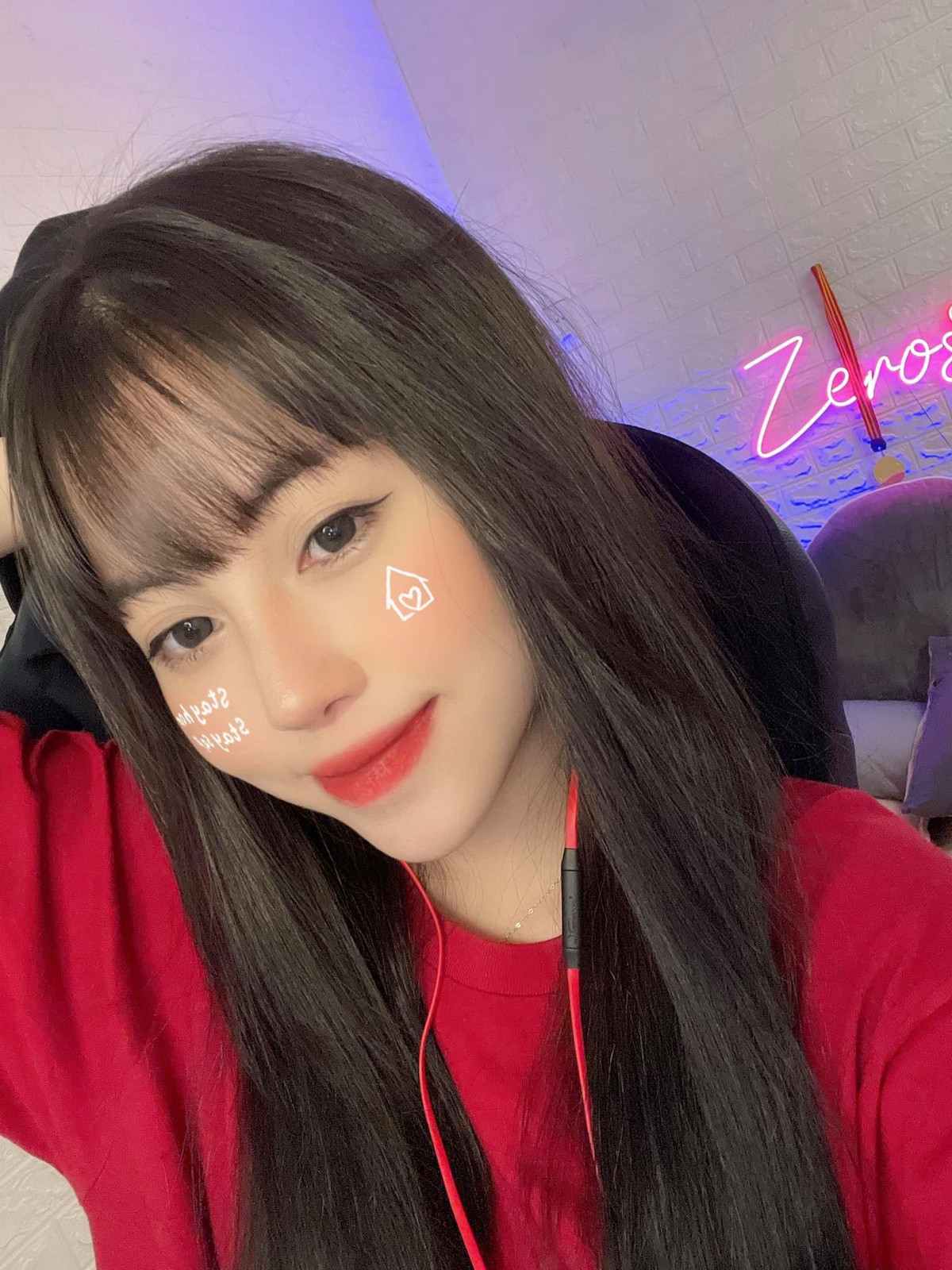 Cách cặp đôi "phi công - máy bay" này trao cho nhau những lời ngọt ngào, cử chỉ thân mật từng khiến cho cư dân mạng phải ghen tị vì độ đáng yêu của họ. Ảnh: FBNV