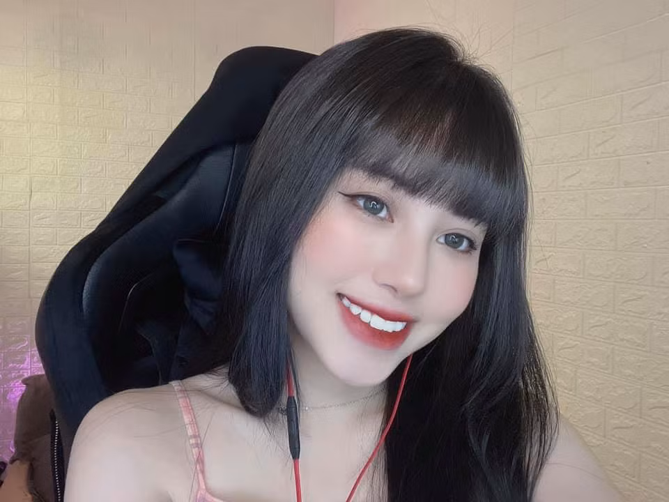 Sự kiện Lai Lai công khai hẹn hò với "Ma Vương" Zeros đã khiến cho cả cộng đồng LMHT trầm trồ.