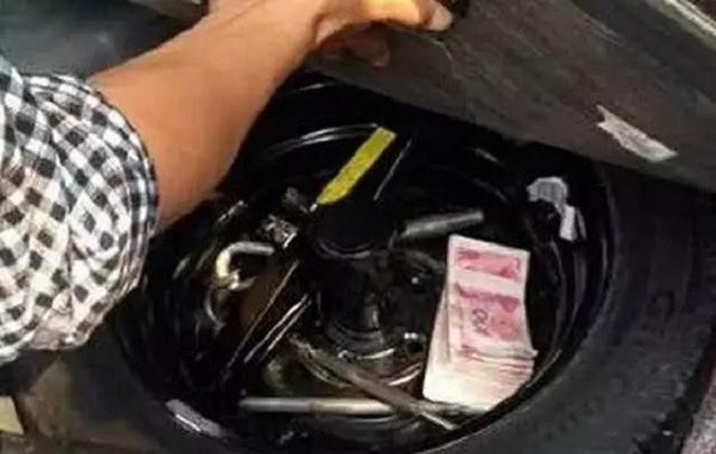 Cục tiền chỉ được phát hiện khi chiếc xe ô tô cần đến lốp dự phòng.