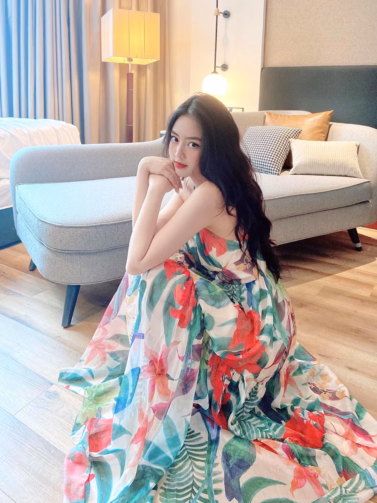 Nhìn loạt ảnh đời thường hiếm hoi của Phương, cư dân mạng vẫn không quên trầm trồ trước nhan sắc không góc chết của cô.