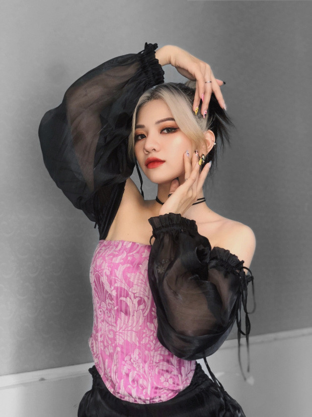 Bên cạnh bình luận chê bai, cũng có không ít netizen lên tiếng bênh vực do góc quay của máy nên không được đẹp như thường: "Lần trước xuất hiện ở chương trình khác rõ xinh mà, chắc chỉ là do góc chụp với cả cách trang điểm thôi", "Nhan sắc không quá xuất sắc nhưng cũng không đến nỗi như thế này đâu",...