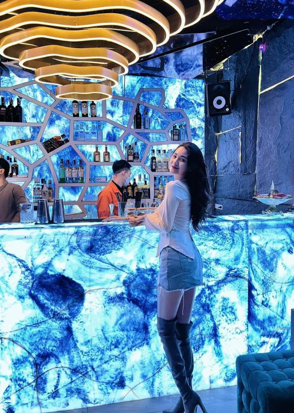 Mới đây trên trang cá nhân, hot girl gốc Hà Nam gây chú ý khi đăng tải hình ảnh đi "quẩy" nhưng lại chia sẻ về F0. Trong hình, chính chủ diện đồ sang xịn, đứng check-in tại một quán bar sang trọng.