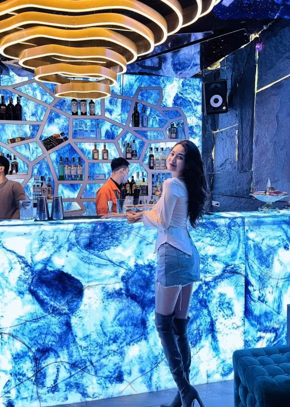 Mới đây trên trang cá nhân, hot girl gốc Hà Nam gây chú ý khi đăng tải hình ảnh đi "quẩy" nhưng lại chia sẻ về F0. Trong hình, chính chủ diện đồ sang xịn, đứng check-in tại một quán bar sang trọng.