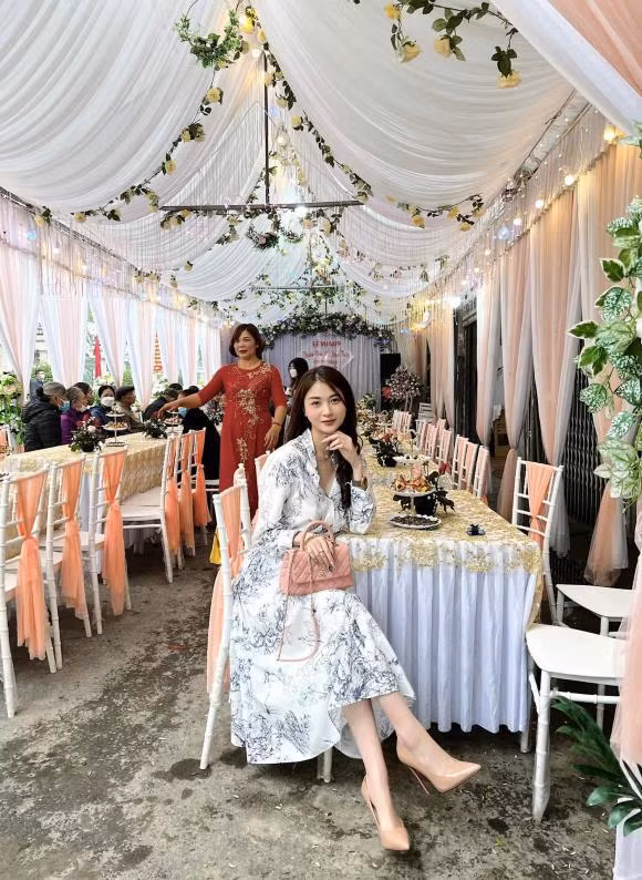 Cụ thể, khi bị một người chất vấn: "Thôi xong, bảo sao hôm qua nhiều ca nhiễm thế?", cô nàng lập tức đáp trả: "Chị âm tính rồi mới mò mặt đi được đấy. Cả bầu trời tư cách".