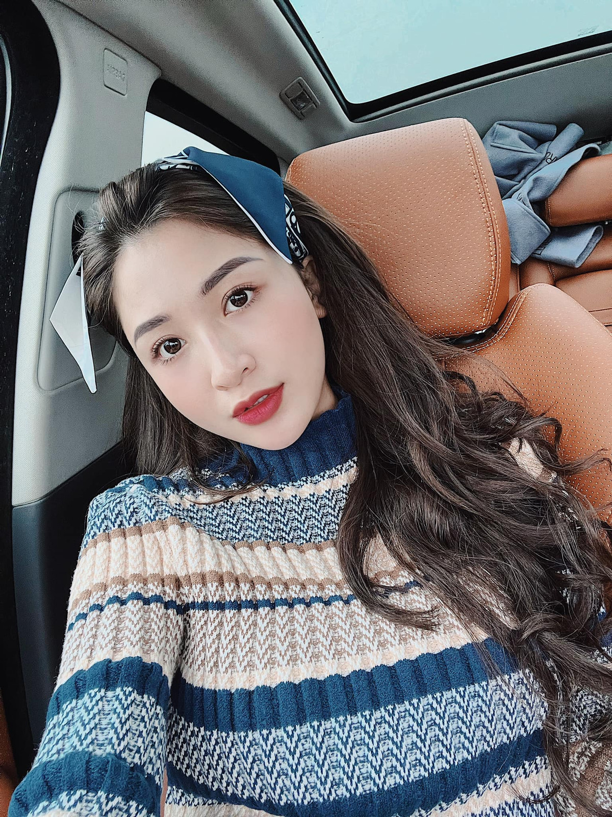 Thư Vũ gây ấn tượng nhờ gương mặt sáng cùng thân hình bốc lửa. 9X từng theo học tại một trường đại học tại Hà Nội.