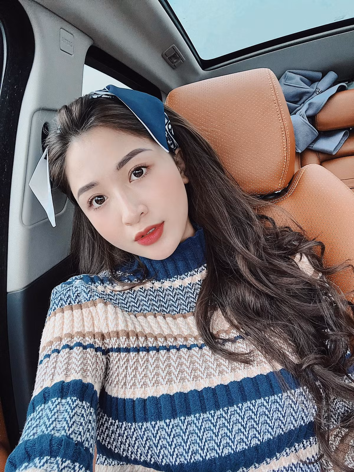 Thư Vũ gây ấn tượng nhờ gương mặt sáng cùng thân hình bốc lửa. 9X từng theo học tại một trường đại học tại Hà Nội.