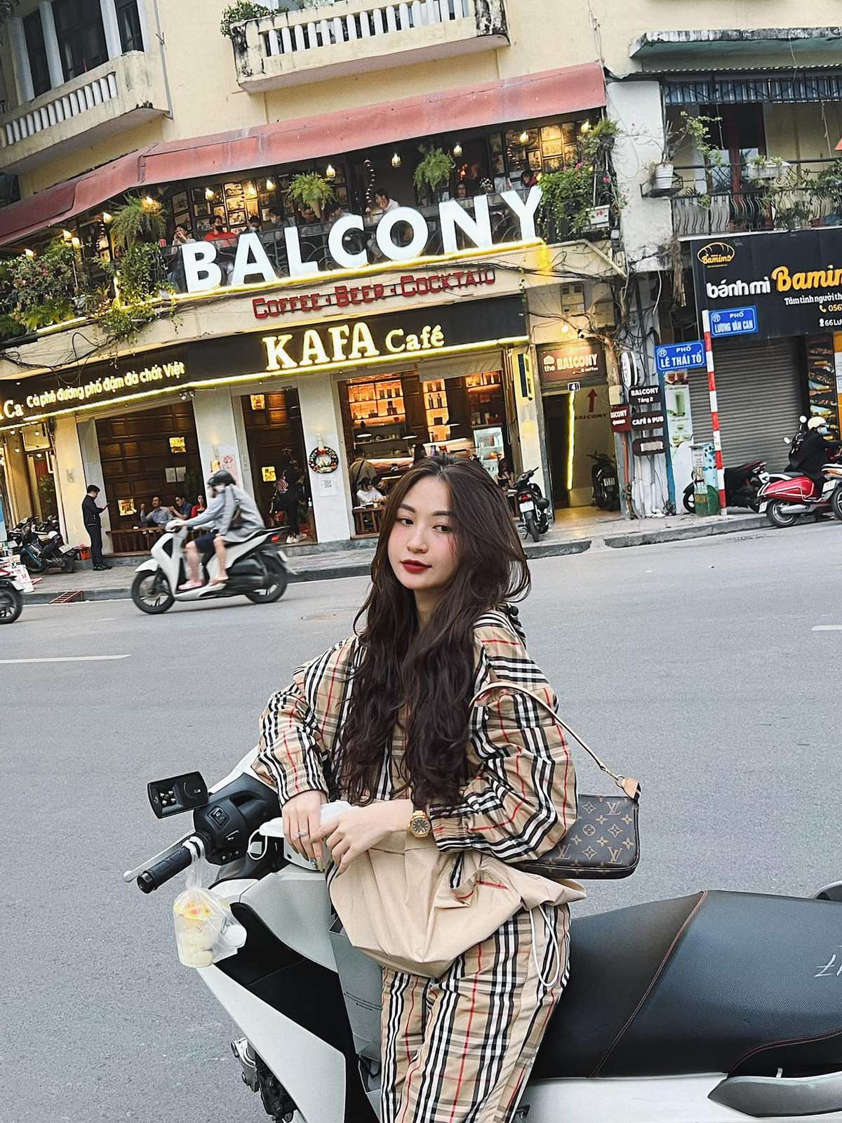 Sau khi lộ clip "nóng", hot girl này đã khóa trang cá nhân và "im hơi lặng tiếng" một thời gian. Tuy nhiên gần đây cô đã tái xuất với hình ảnh mới, sang trọng, quyến rũ hơn.