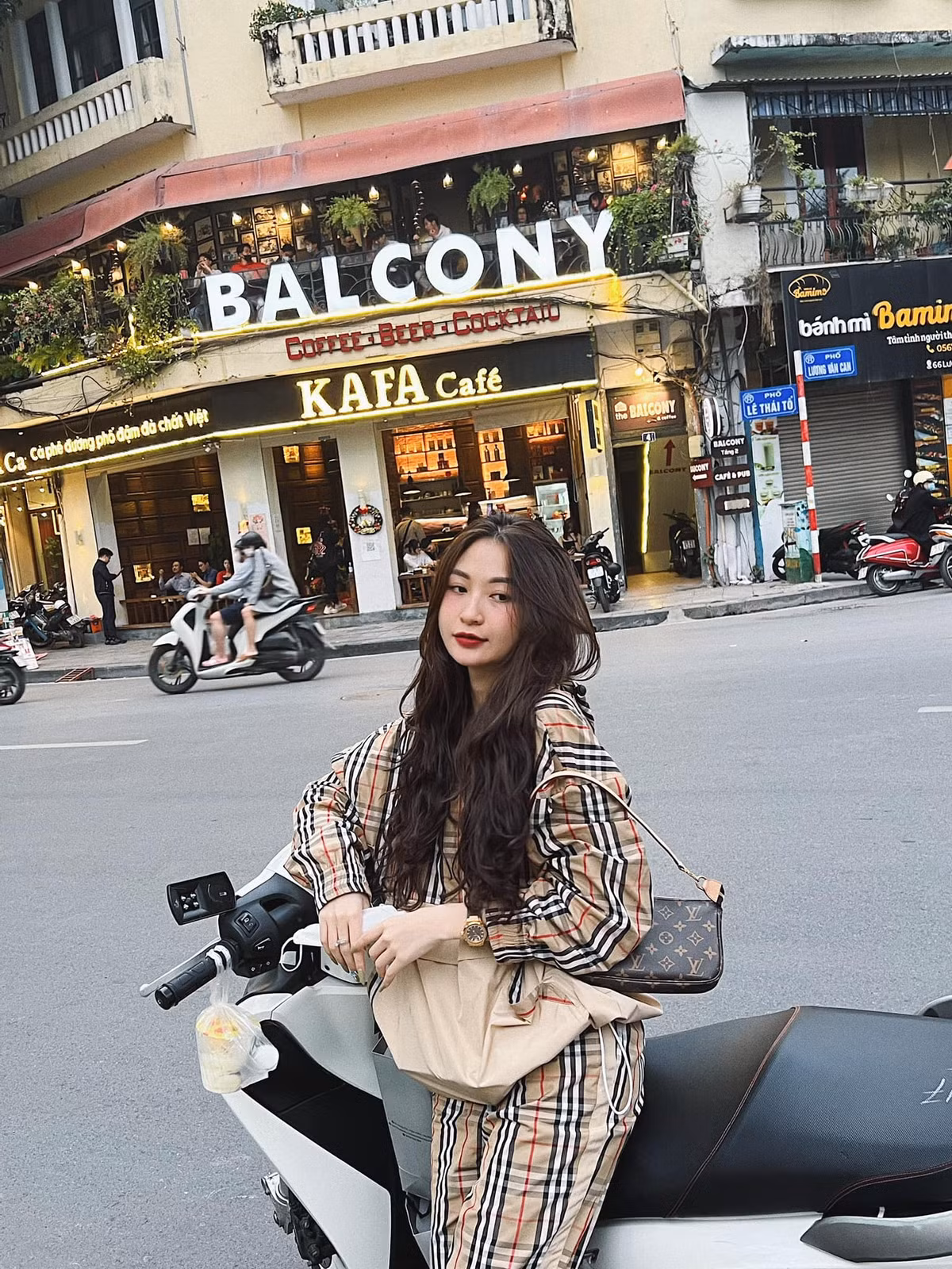 Sau khi lộ clip "nóng", hot girl này đã khóa trang cá nhân và "im hơi lặng tiếng" một thời gian. Tuy nhiên gần đây cô đã tái xuất với hình ảnh mới, sang trọng, quyến rũ hơn.