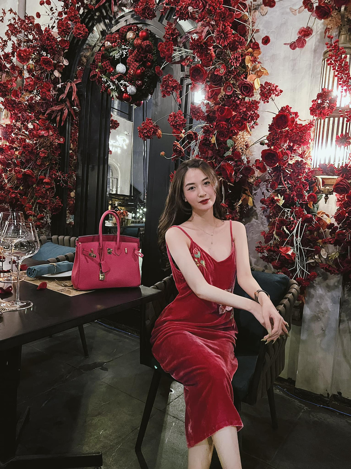 Nữ diễn viên kiêm người mẫu đăng tải những bức hình cho thấy cuộc sống lạc quan, vui vẻ hơn sau scandal vừa qua.