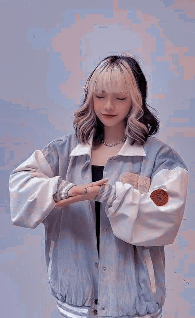 Cô thường góp mặt trong MV của nhiều ngôi sao như Đông Nhi, Chi Pu, Bảo Anh…