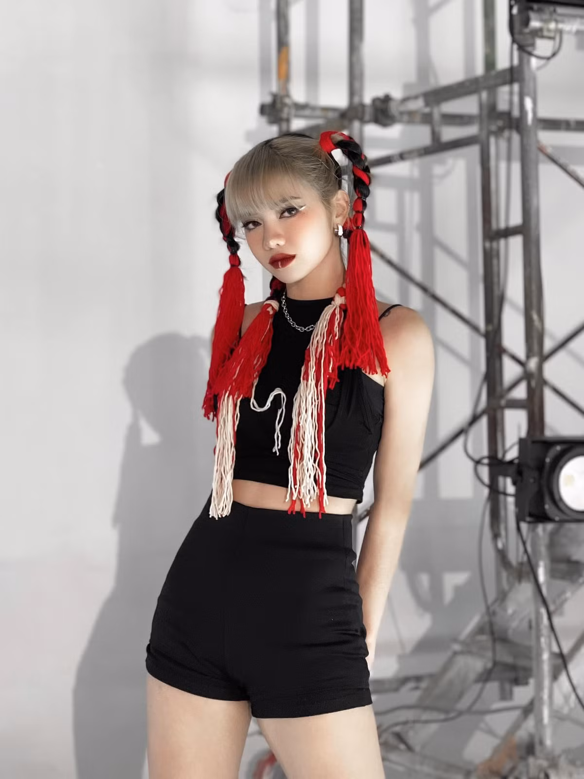 Trong đoạn clip, Bùi Thảo Ly để lộ vóc dáng nhỏ nhắn, khá cân đối, không khác trên mạng là bao. Dù góc quay khá xa nhưng mái tóc đặc biệt cũng khiến cô nàng khó bị nhầm lẫn.