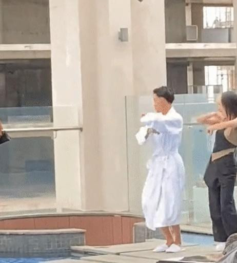 Không dừng lại ở đó, MXH mới đây tiếp tục lan truyền clip bóc vóc dáng thật của gái xinh này.