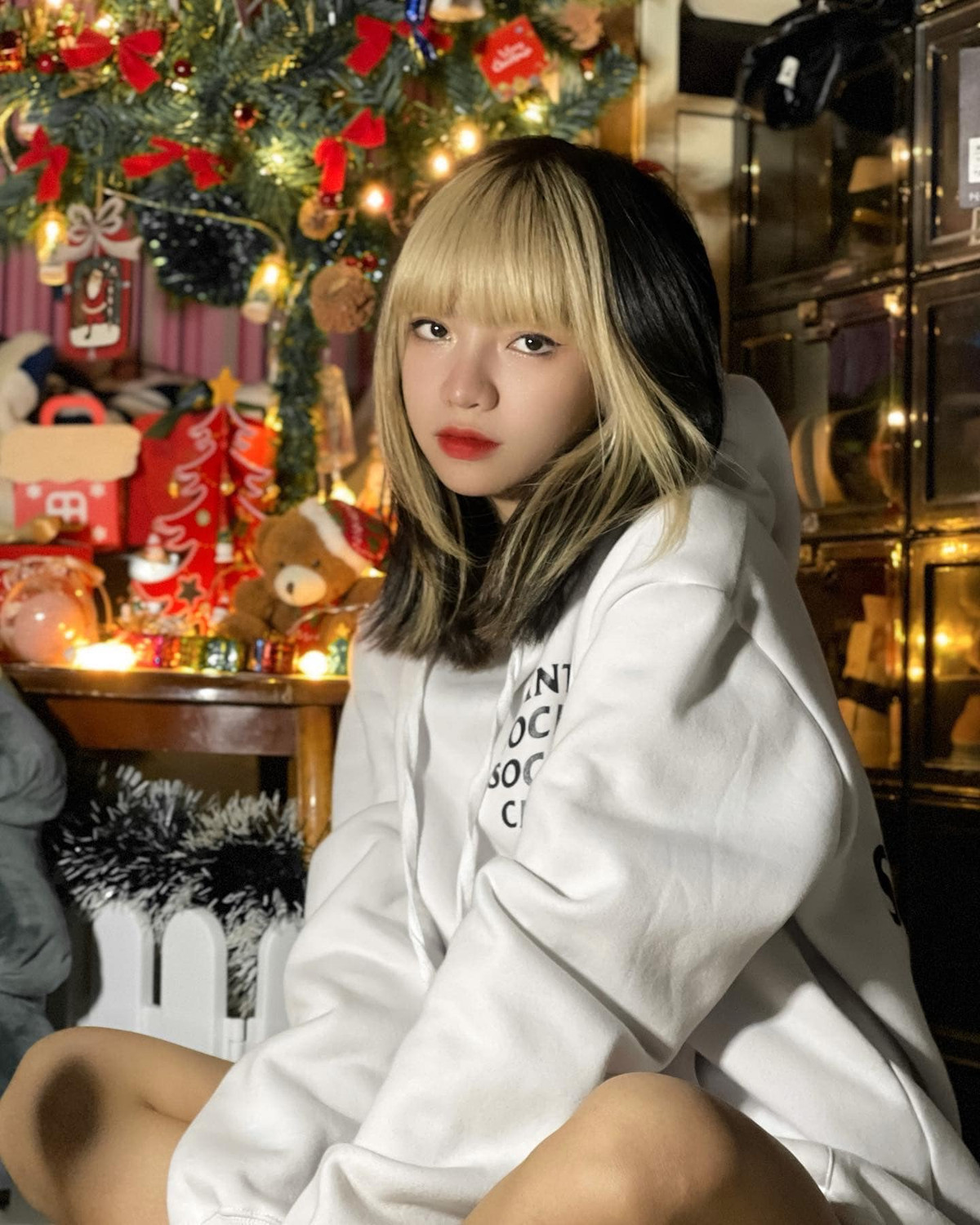 Cụ thể, Bùi Thảo Ly để lộ vẻ ngoài kém sắc, khác xa so với ảnh sống ảo hay trong những clip TikTok khi đang tham gia một chương trình giải trí có tên Chọn Ai Đây?