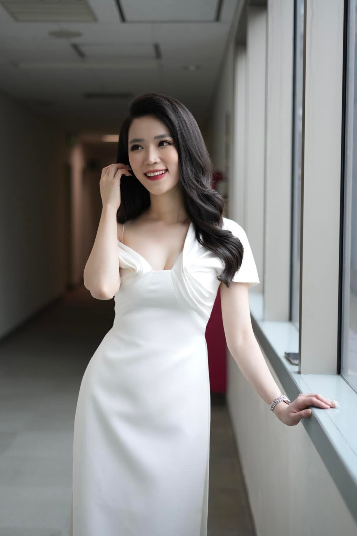 Thời còn ngồi trên ghế nhà trường, cô tích cực tham gia các hoạt động ngoại khóa và được bạn bè, thầy cô yêu quý bởi sự năng động và đa tài.