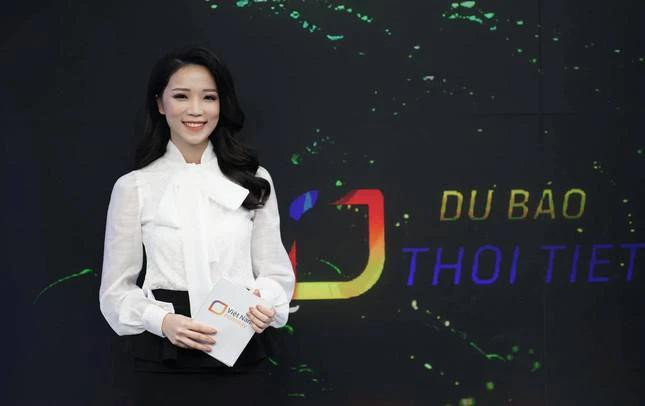 Hải Yến nhanh chóng gây ấn tượng bởi khuôn mặt khả ái, phong thái dẫn chuyên nghiệp. Trước đó, nữ MC từng ghi điểm khi dẫn Bản tin Thời tiết và bản tin Y tế 24h của VTV24 (nay đổi thành VTV Digital).