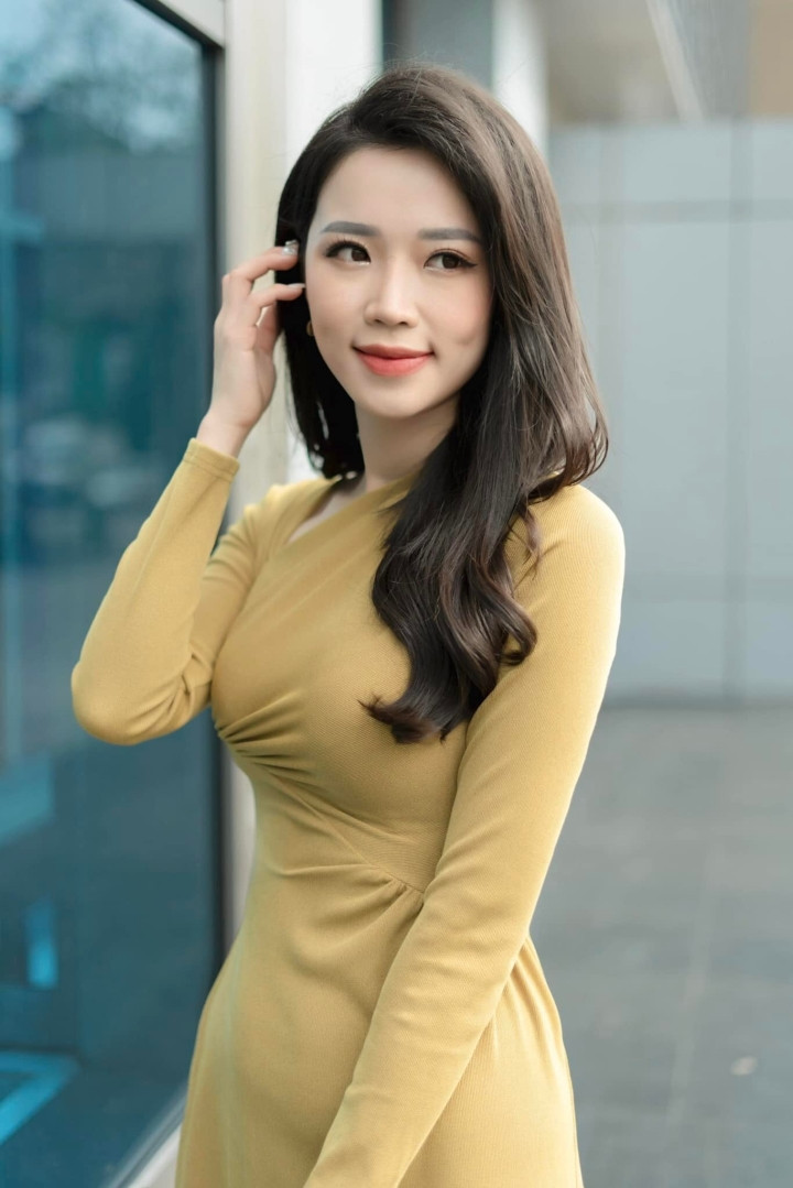 Trên sóng VTV, Hải Yến thường lựa chọn những bộ đồ giúp khéo léo tôn lên hình thể chuẩn, là thành quả tập luyện thể dục tích cực của cô.