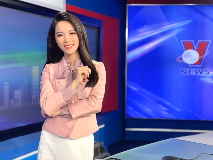 Cô ưa chuộng phong cách thời trang năng động mà nữ tính, quyến rũ.