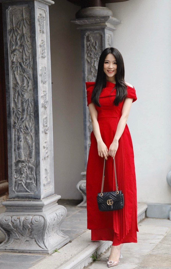 Nữ BTV kiêm MC 9x từng có kinh nghiệm dẫn dắt tại chương trình Thời sự của Thông tấn xã Việt Nam, bản tin Thời tiết trên VTV.