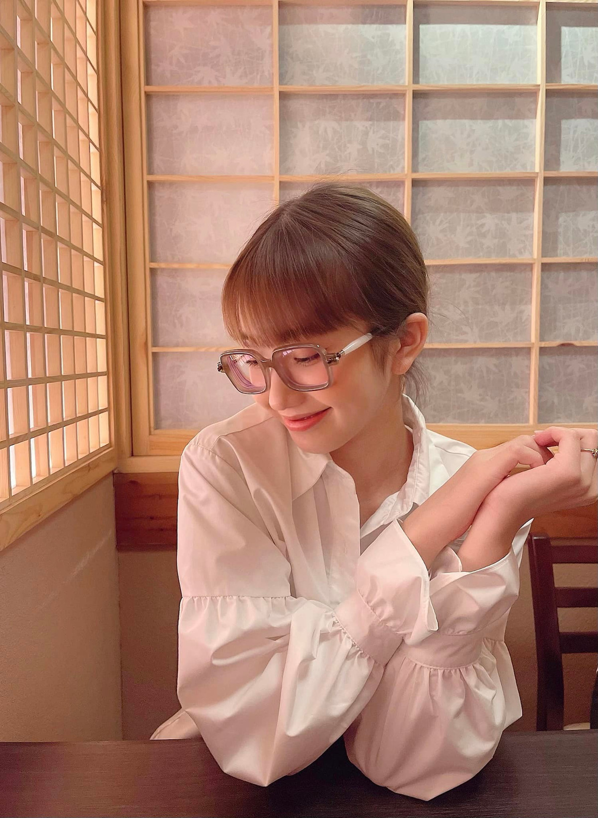 Dù mới 17 tuổi nhưng Lê Thị Khánh Huyền lại không theo đuổi phong cách đáng yêu, dễ thương đúng tuổi, thay vào đó cô nàng theo đuổi phong cách gợi cảm, đầy nóng bỏng.