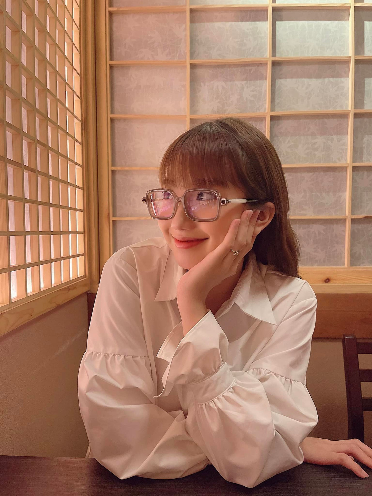 Trên trang cá nhân Instagram của Khánh Huyền luôn đầy những bức ảnh nóng bỏng so với tuổi 17 đầy trong sáng.