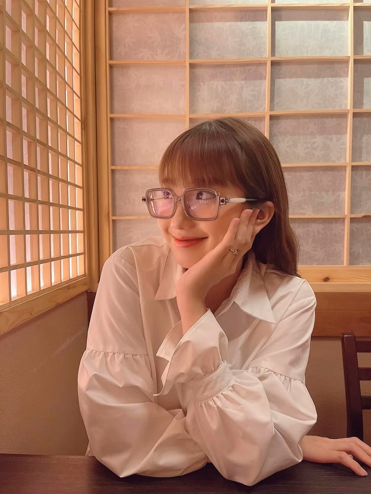 Trên trang cá nhân Instagram của Khánh Huyền luôn đầy những bức ảnh nóng bỏng so với tuổi 17 đầy trong sáng.